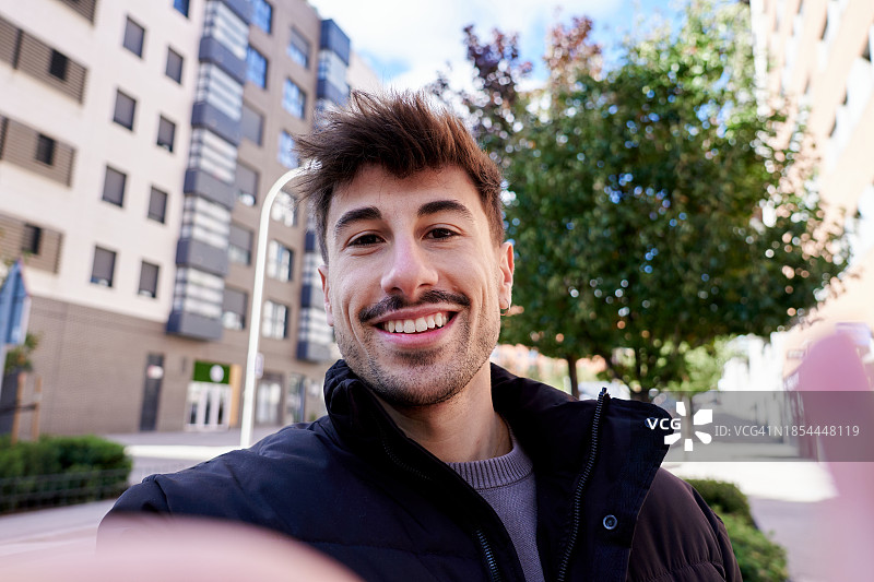 男子在户外自拍微笑图片素材