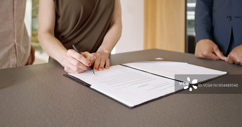 签署文件的女人图片素材