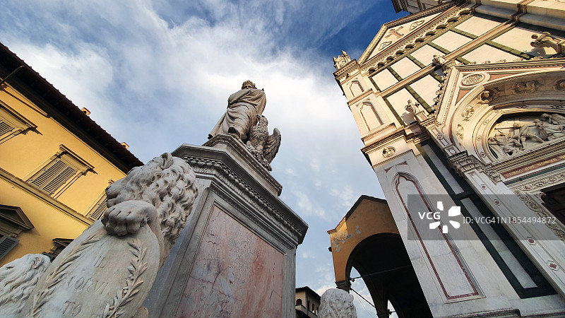 意大利佛罗伦萨圣十字大教堂和但丁·阿利吉耶里雕像图片素材