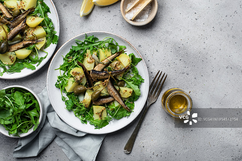 沙丁鱼、新鲜莳萝、橄榄油和柠檬土豆沙拉图片素材