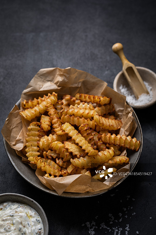 自制炸薯条配奶油酱图片素材