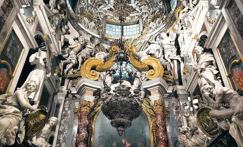 意大利佛罗伦萨圣母领报大殿内的华丽巴洛克式小教堂图片素材