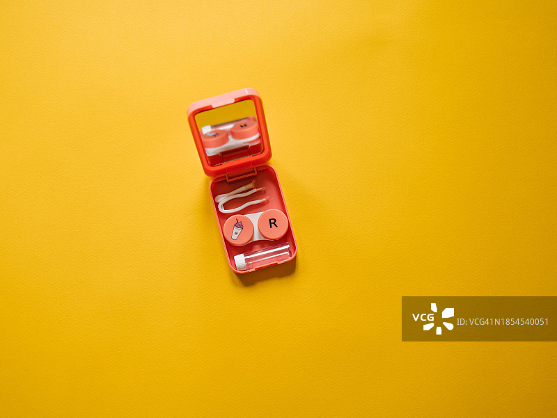 黄色背景上的隐形眼镜盒图片素材