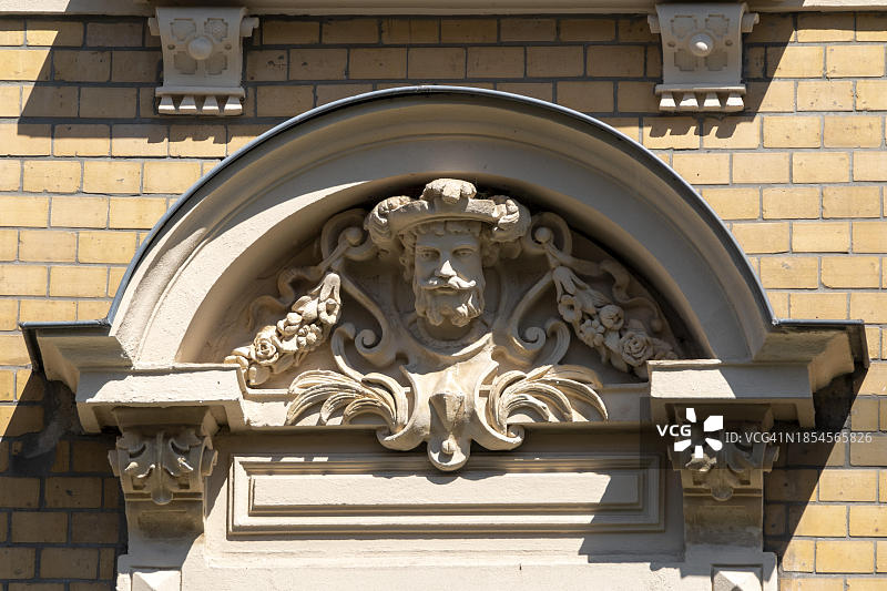 德国开姆尼茨卡斯贝格区新艺术风格房屋外立面上的石雕装饰图片素材