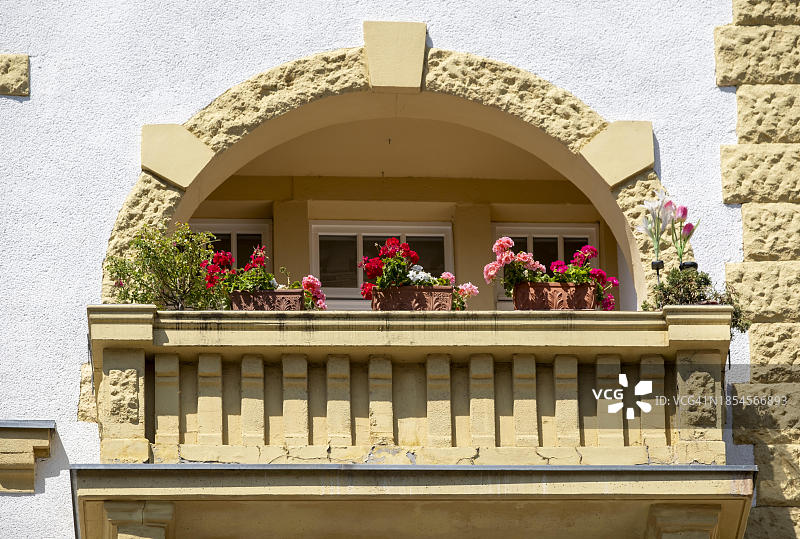 开姆尼茨卡斯伯格区新艺术风格房屋上的花箱阳台，德国萨克森州开姆尼茨图片素材