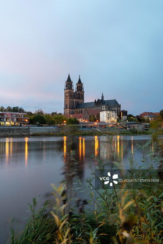 黄昏时分的马格德堡大教堂，德国最古老的哥特式大教堂，位于德国萨克森-安哈尔特州马格德堡图片素材