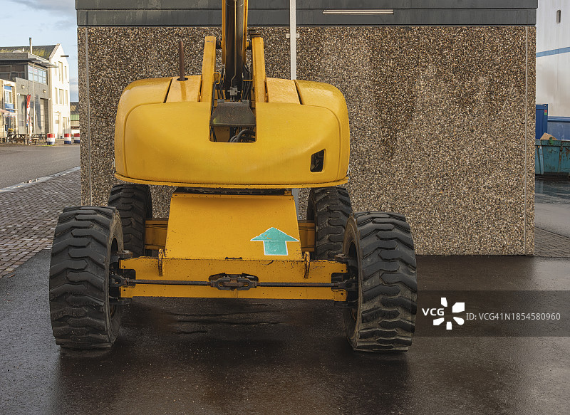 带有黑色橡胶轮胎的黄色移动式起重机尾部图片素材