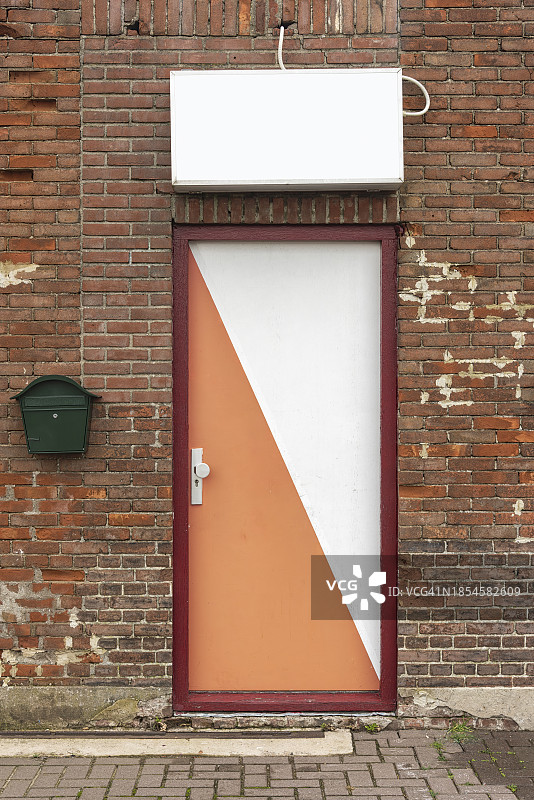 橙色和白色木门正面照图片素材