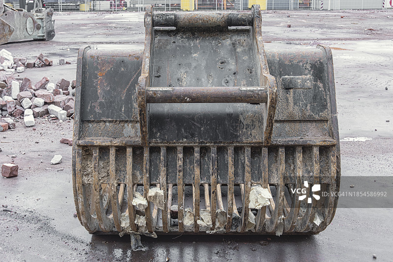拆迁机器上的生锈钢制铲斗图片素材
