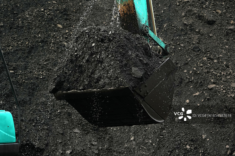 挖掘机铲起一堆煤图片素材
