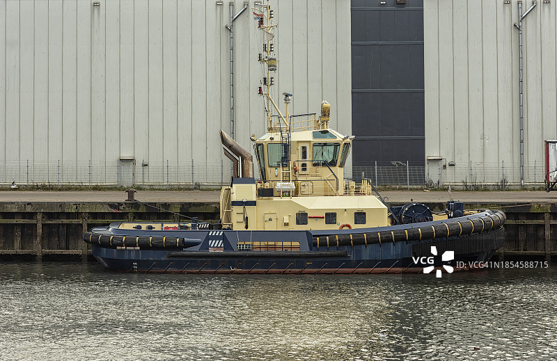 系泊在海港码头的拖船图片素材