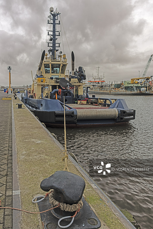 系泊在海港码头的拖船图片素材