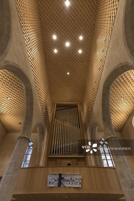 圣玛莎教堂的拱形天花板和管风琴阁楼，2014年火灾后修复，位于德国巴伐利亚州米特尔弗兰肯纽伦堡国王大街图片素材