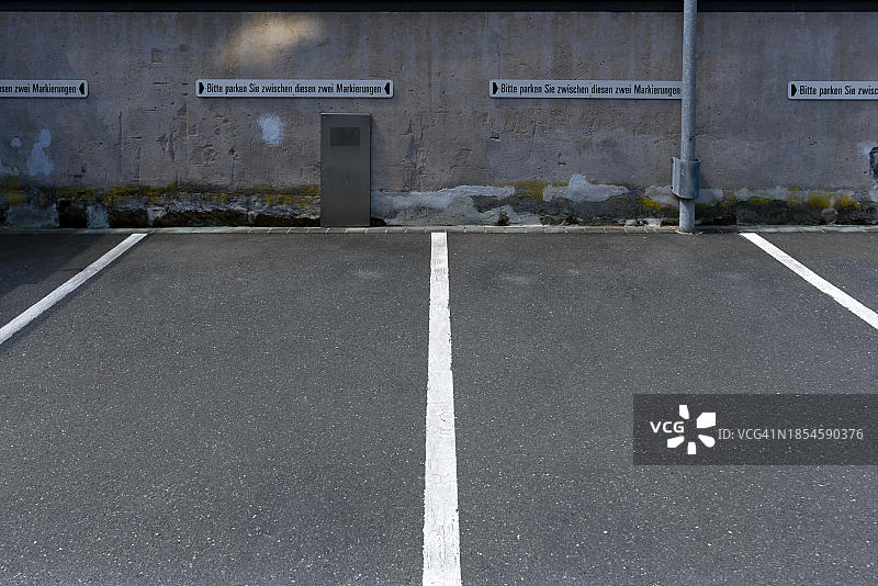 在私人停车场正确停车提示，德国巴伐利亚图片素材