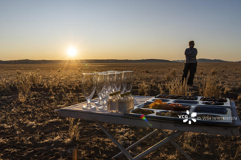 纳米比亚沙漠日落时分的餐桌小吃图片素材