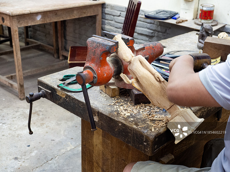 工匠雕刻雕像图片素材