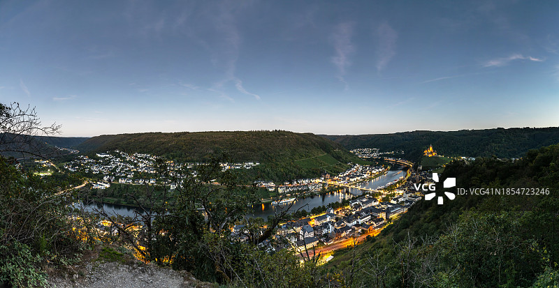 科赫姆老城蓝色时刻摩泽尔河谷俯瞰图片素材