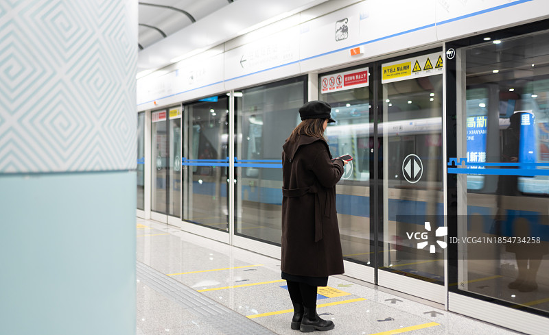 亚洲女性正在等地铁图片素材