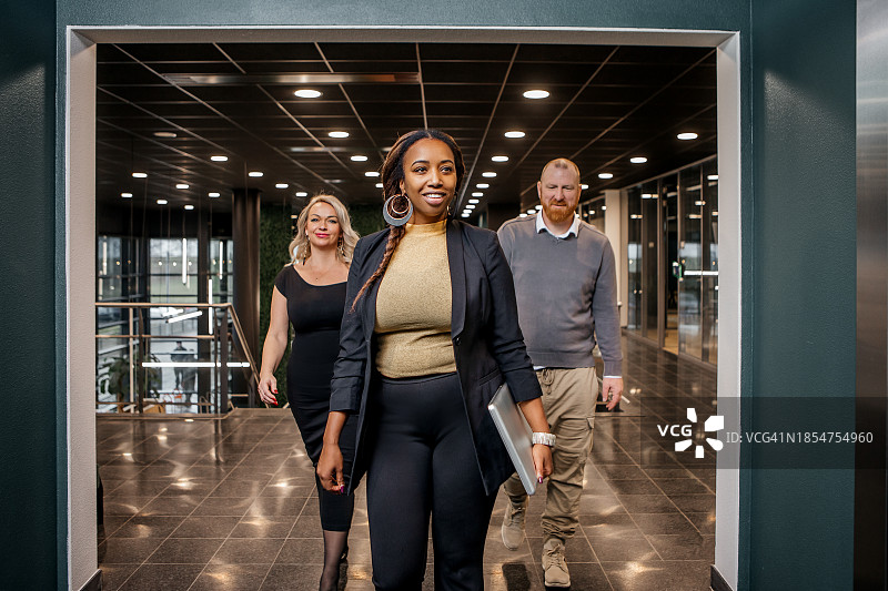 现代办公室里的三位不同人士图片素材