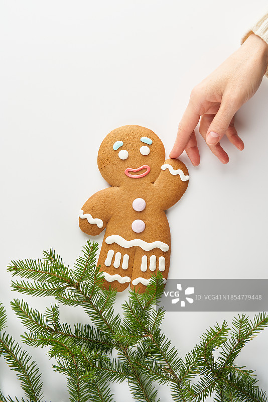 微笑的圣诞姜饼人在节日灯光背景中，留白图片素材