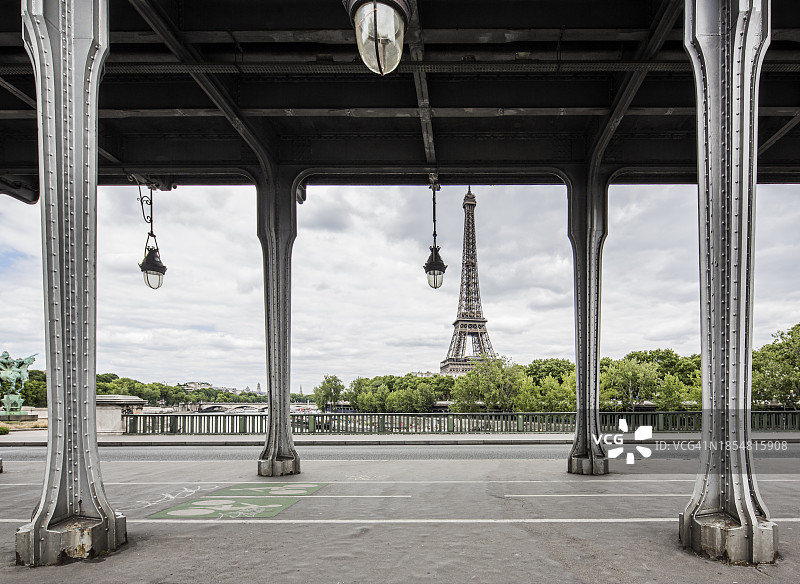 比尔哈基姆桥和埃菲尔铁塔图片素材