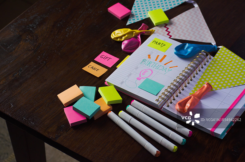 带有颜色编码便利贴的个人物品整理收纳特写图片素材