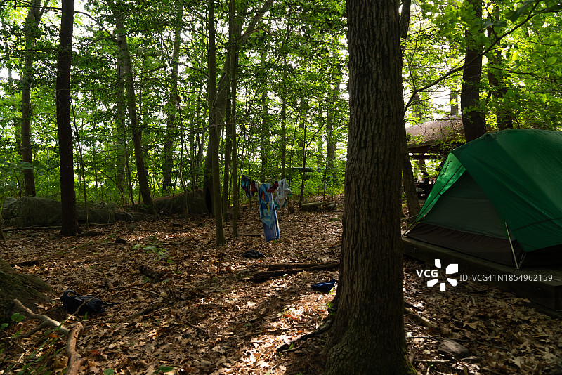 带帐篷和晾衣绳的露营图片素材
