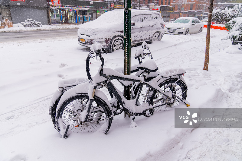 被雪覆盖的自行车图片素材