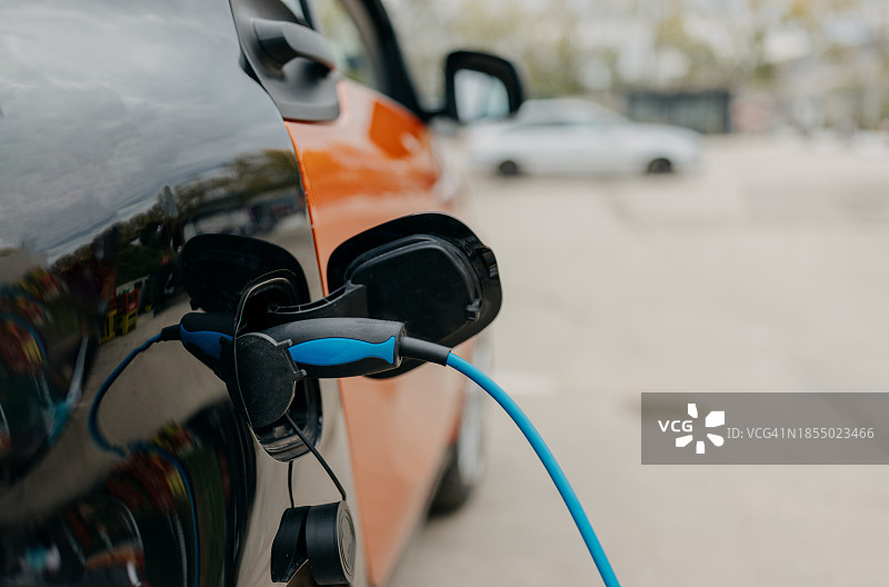 停车场内的电动汽车充电图片素材