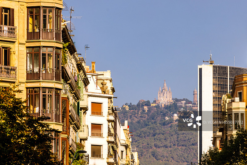 巴塞罗那街景：远处可见圣心教堂和蒂比达博山，西班牙加泰罗尼亚图片素材