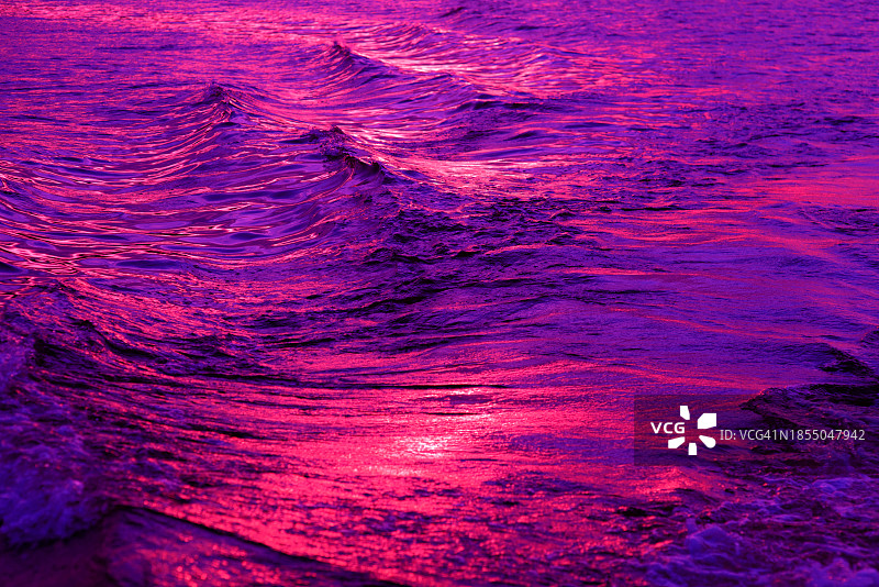 日落光背景中的紫色波浪纹理图片素材
