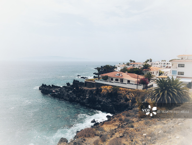 西班牙圣克鲁斯-德特内里费：建筑映衬下的海景图片素材