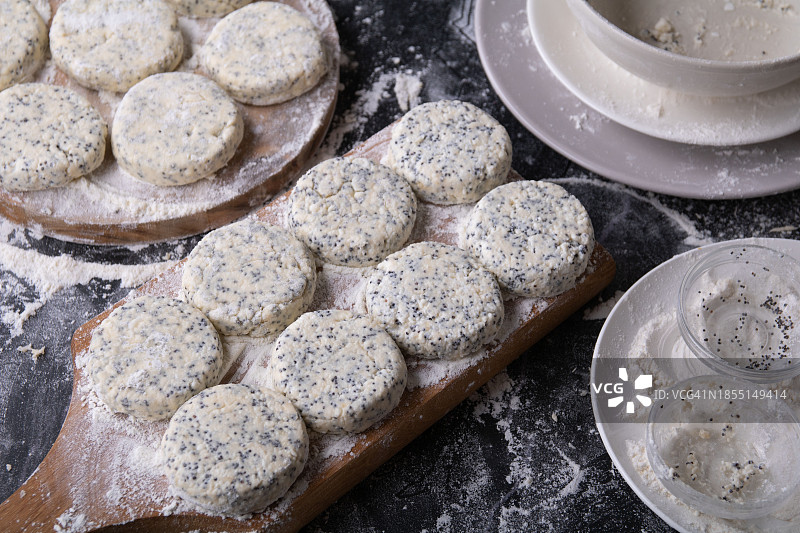 桌子上盘中的饼干俯视图图片素材