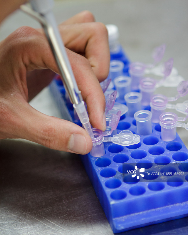 科学家手持试管图片素材