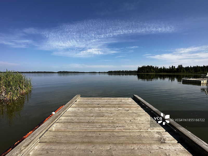 加拿大艾伯塔省清水县，天空下的湖上空码头图片素材