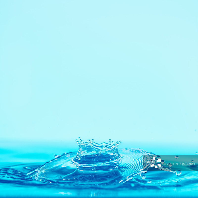 蓝色背景下的水花飞溅特写图片素材