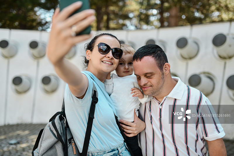 患有唐氏综合征的家庭成员在户外自拍图片素材