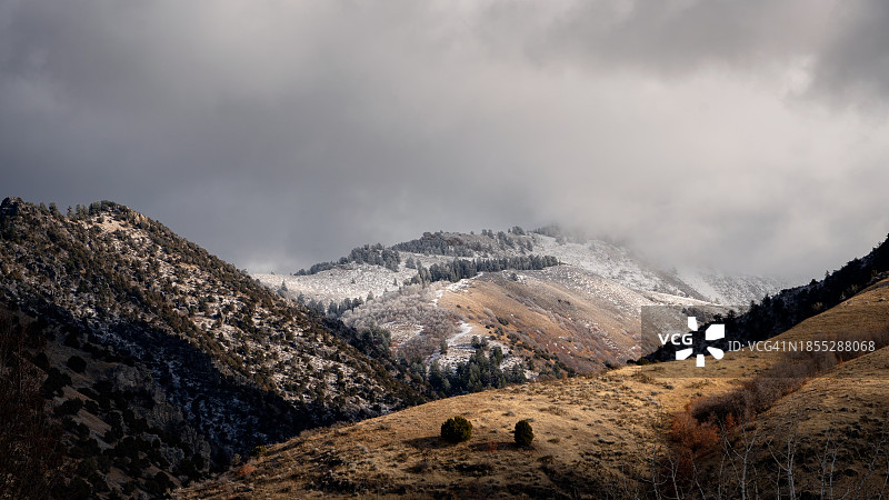 美国犹他州洛根的雪山风光图片素材
