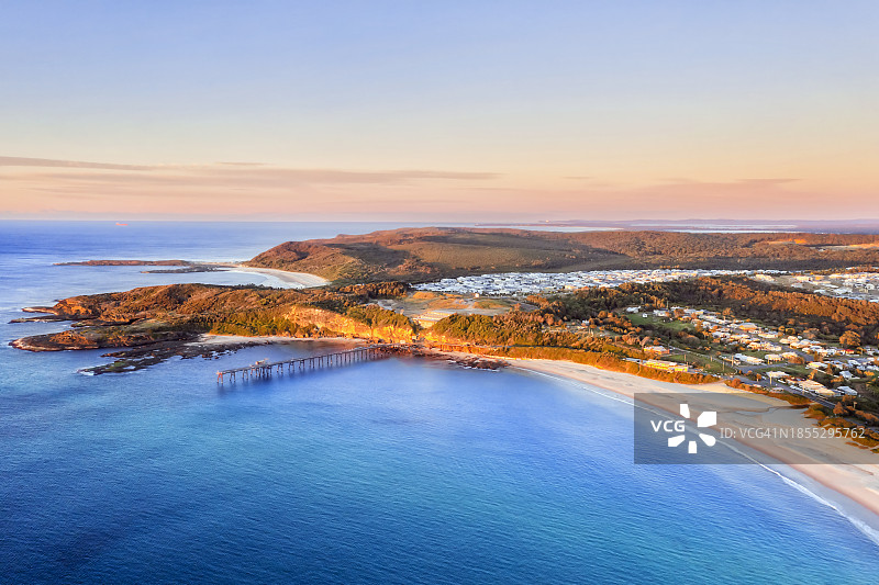 日落时分天空下的海景航拍图片素材