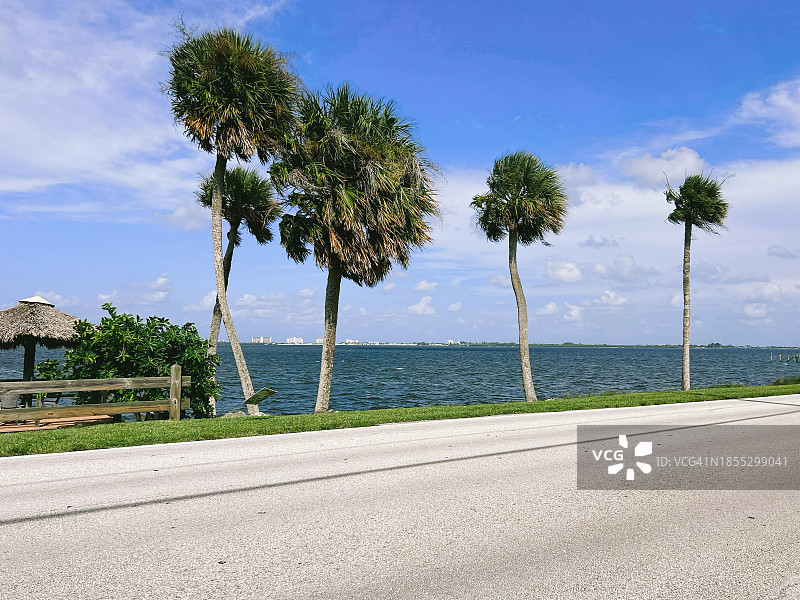 美国佛罗里达州詹森海滩：海边的空旷道路图片素材