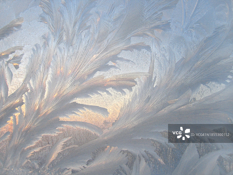 俄罗斯汽车上的霜花图案特写图片素材