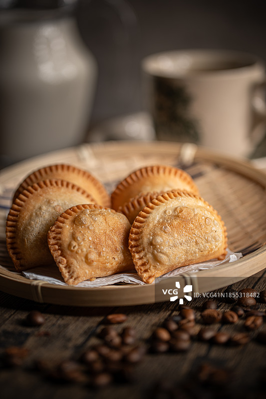 桌子上盘子里的面包特写图片素材