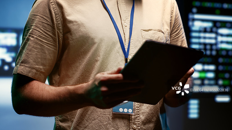 男子在办公室使用平板电脑图片素材