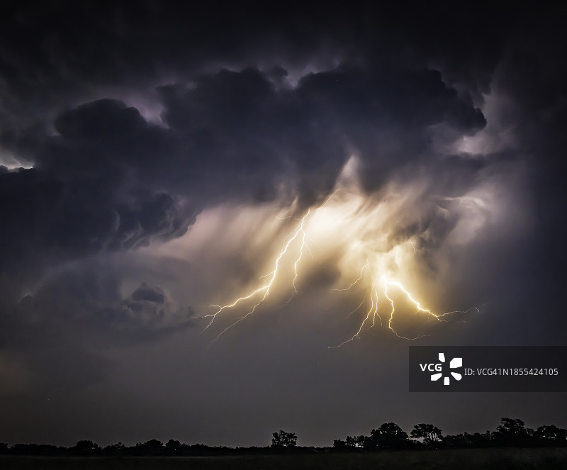 大平原上的雷暴图片素材