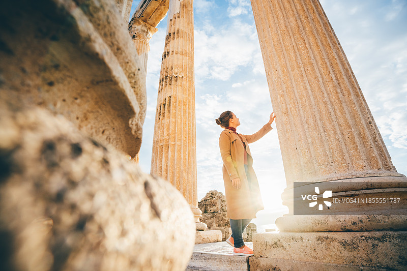 女游客站在土耳其安塔利亚锡德阿波罗神庙前图片素材