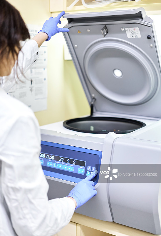 科学家启动装有血样的离心机图片素材