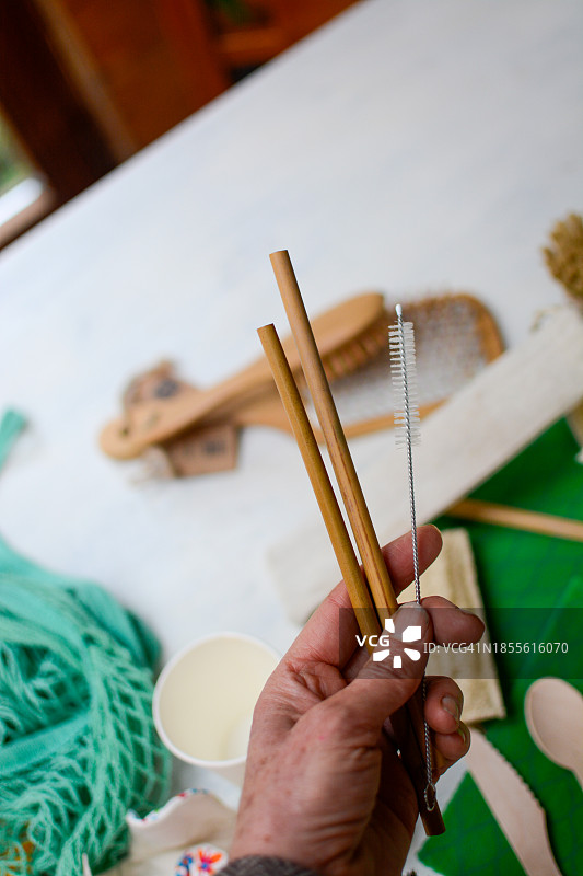 手持两根可重复使用的筷子图片素材