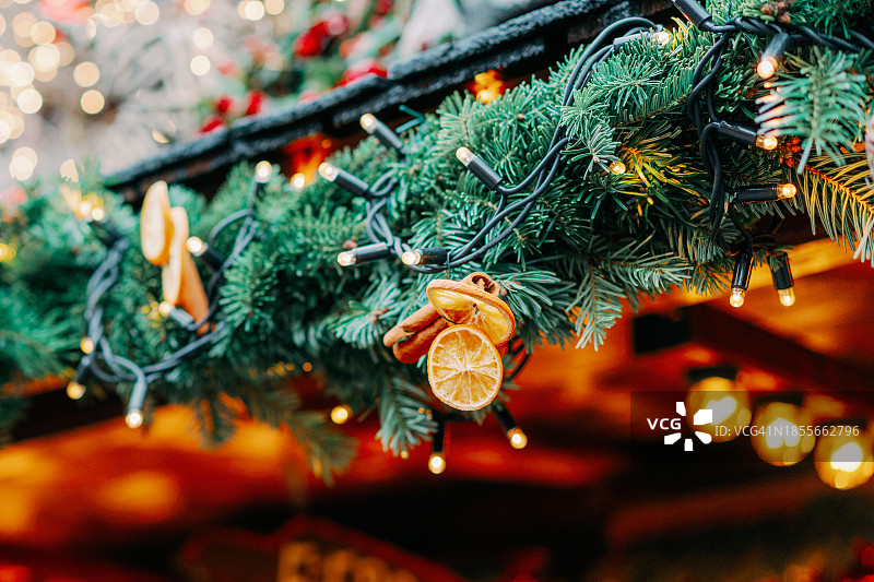 圣诞市场上的节日装饰，圣诞新年庆祝概念图片素材