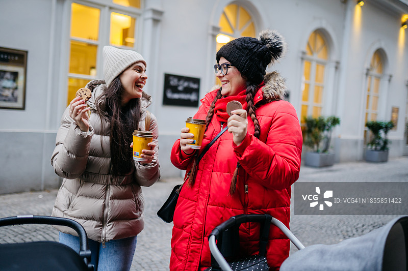 和最好的朋友及孩子们一起欢乐的一天图片素材