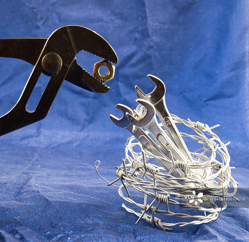 金属鸟窝图片素材